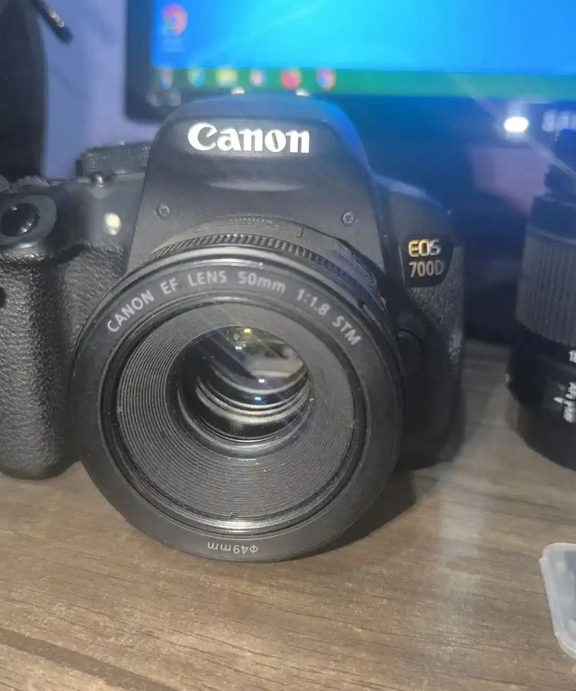 دوربین کنون 700D و osmo mobile 6 دست دو