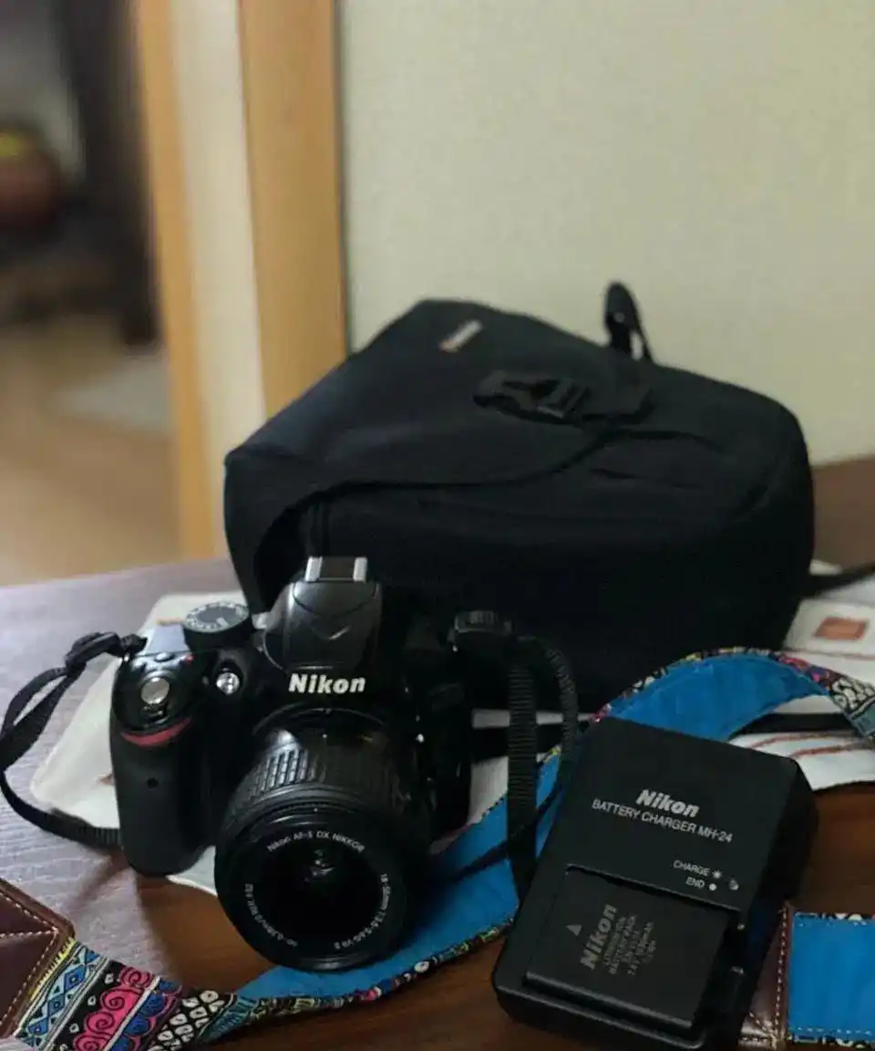 دوربین و پایه دوربین دست دو