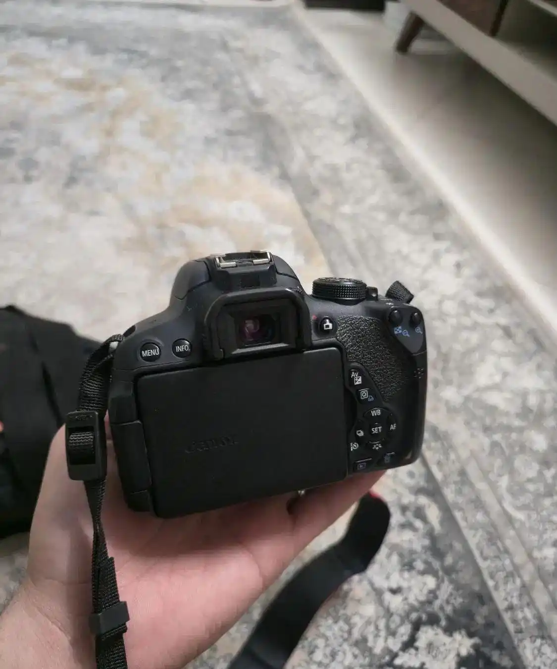 دوربین کنون ۷۰۰D دست دو