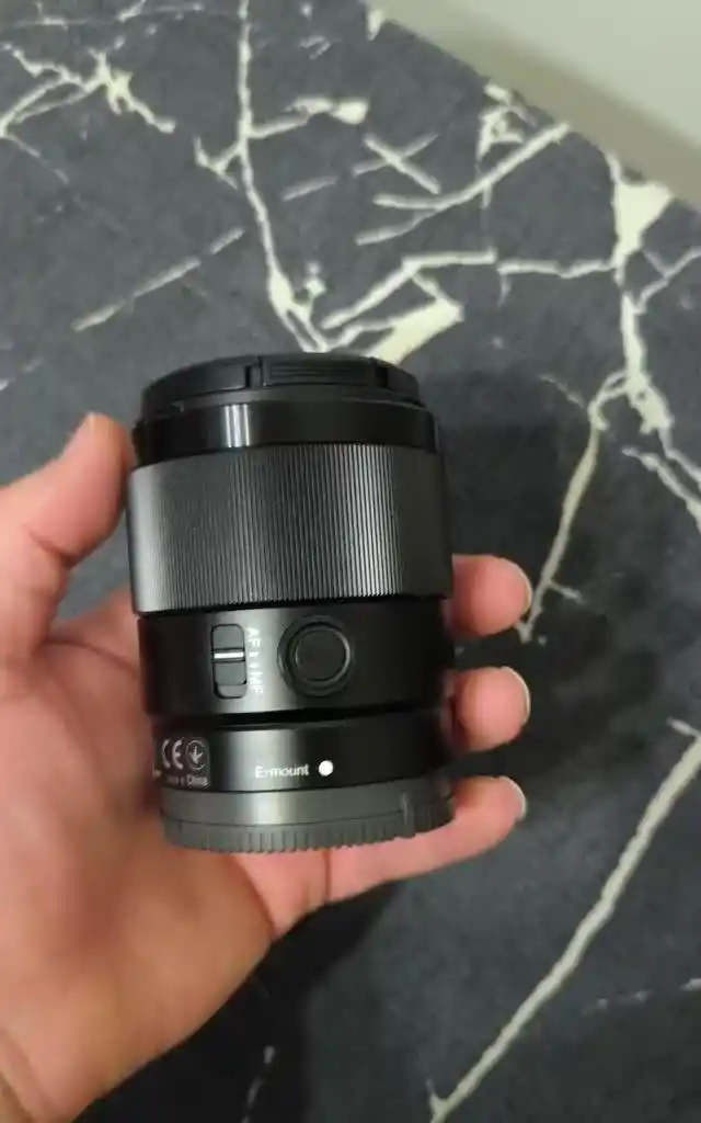 لنز سونی Sony FE 35mm f/1.8 دست دو