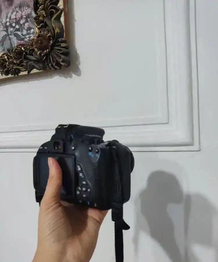 canon700D lenz 18.55 دست دو