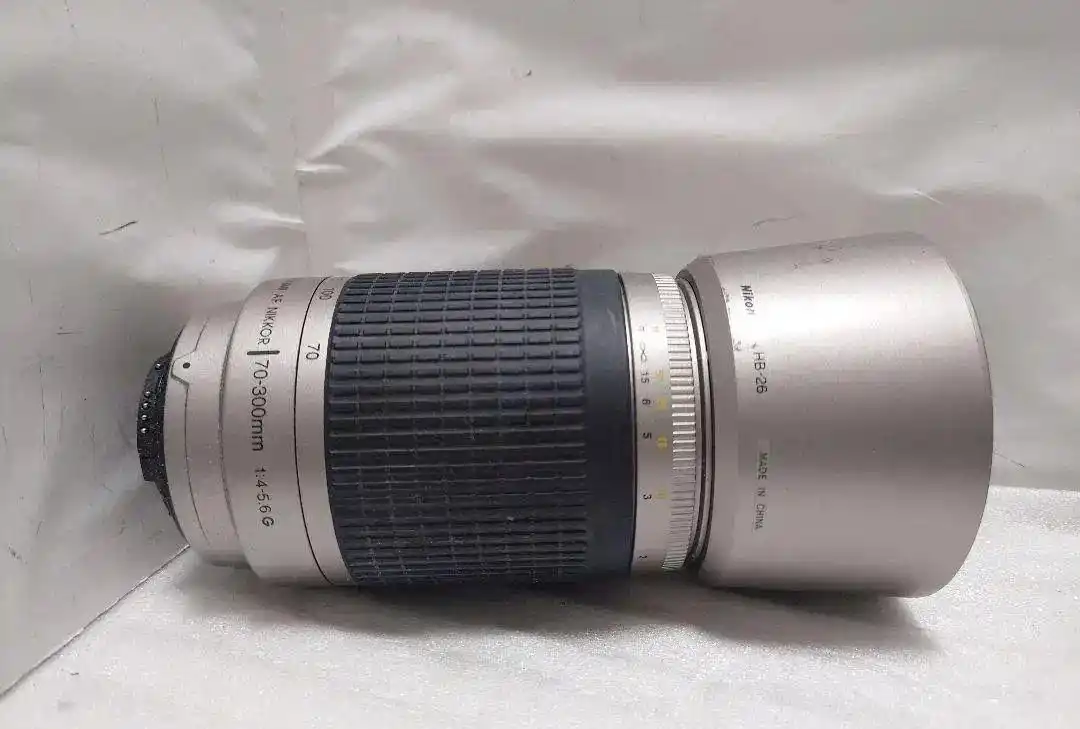 لنز 70 300 نیکون دست دو