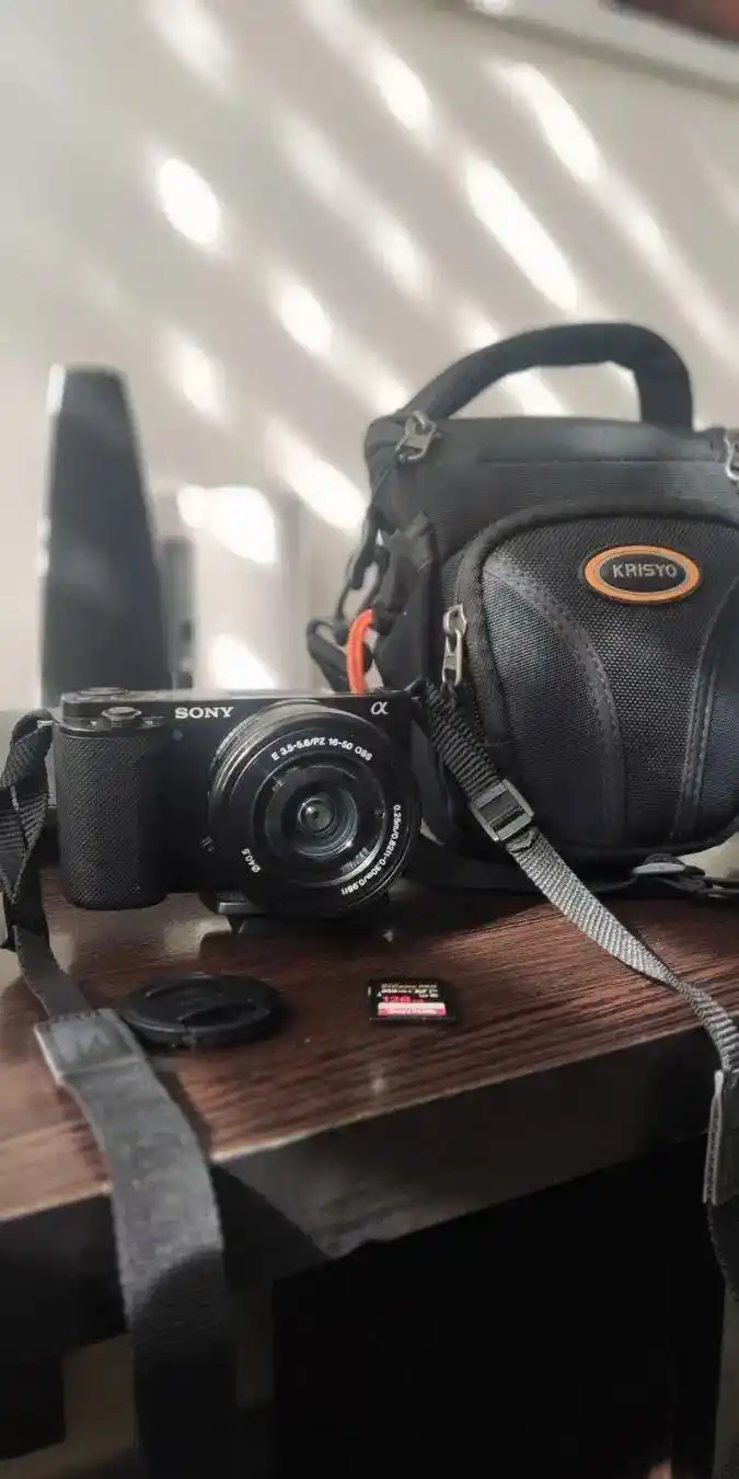 دوربین سونی zve10 همراه کیف ضد آب و پایه و رم ۱۲۸ دست دو