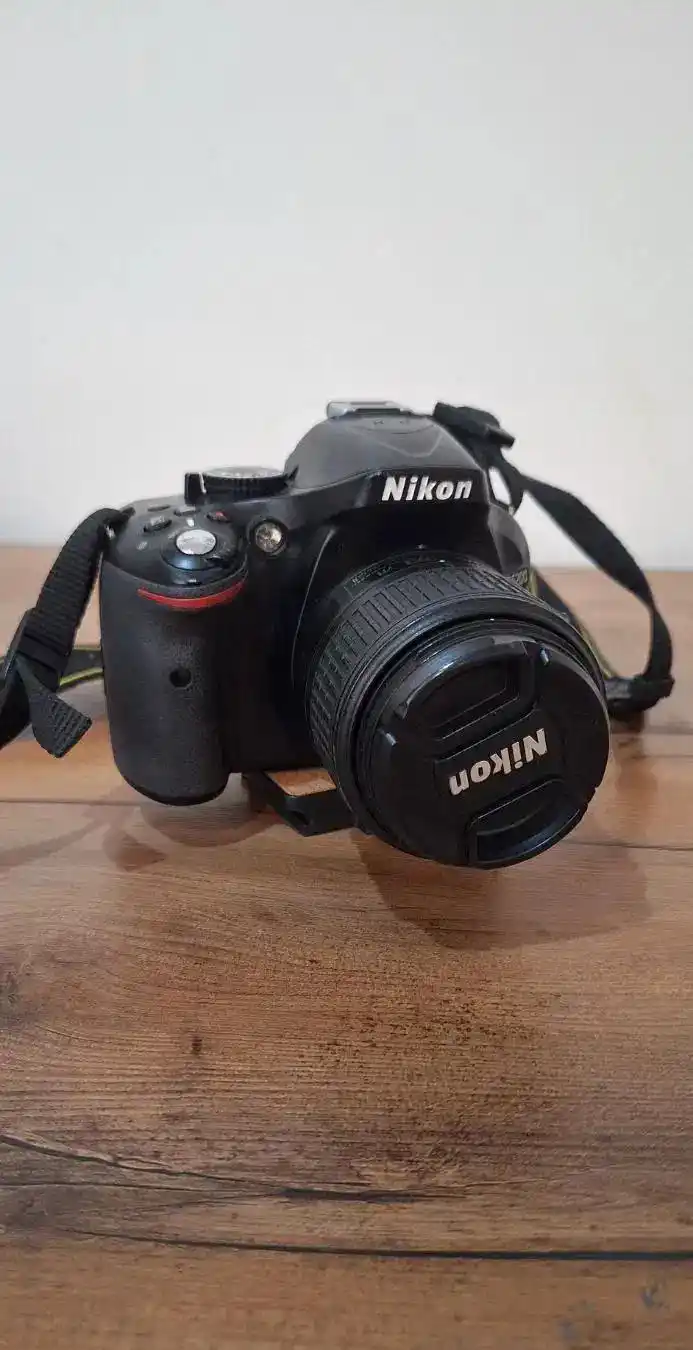 دوربین Nikon D5200 دست دو
