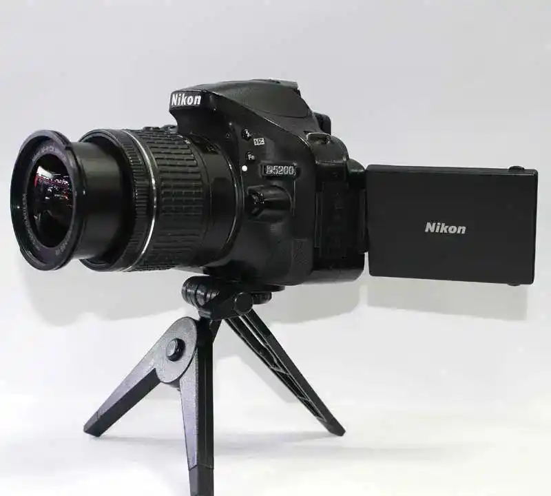 دوربین نیکون مدل 5200D دست دو