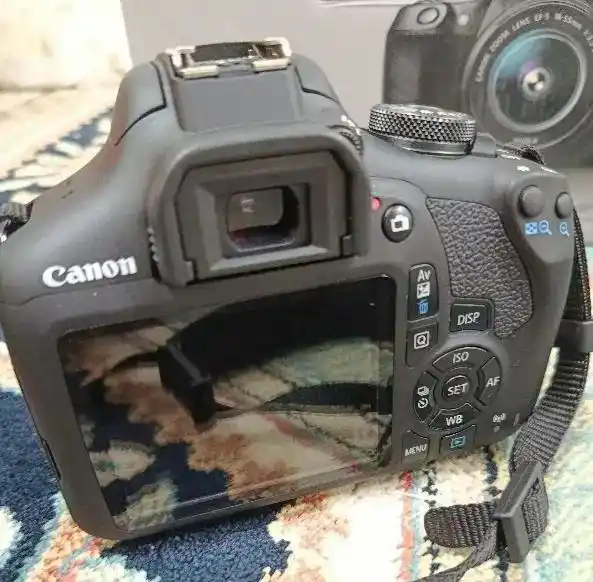 دوربین عکاسی کانن Canon EOS 2000D IS II دست دو