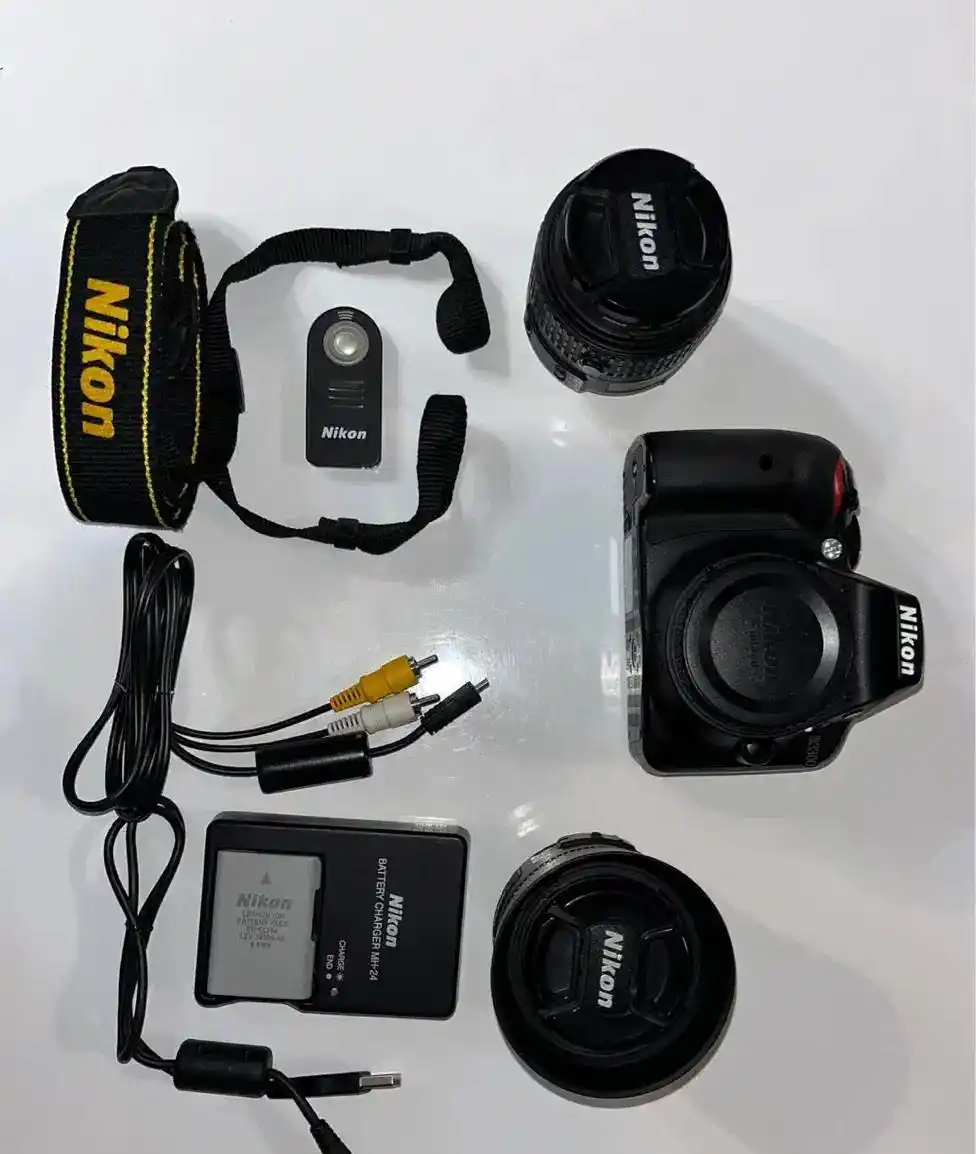 Nikon D3300 تمیز با ۲ لنز و لوازم کامل دست دو