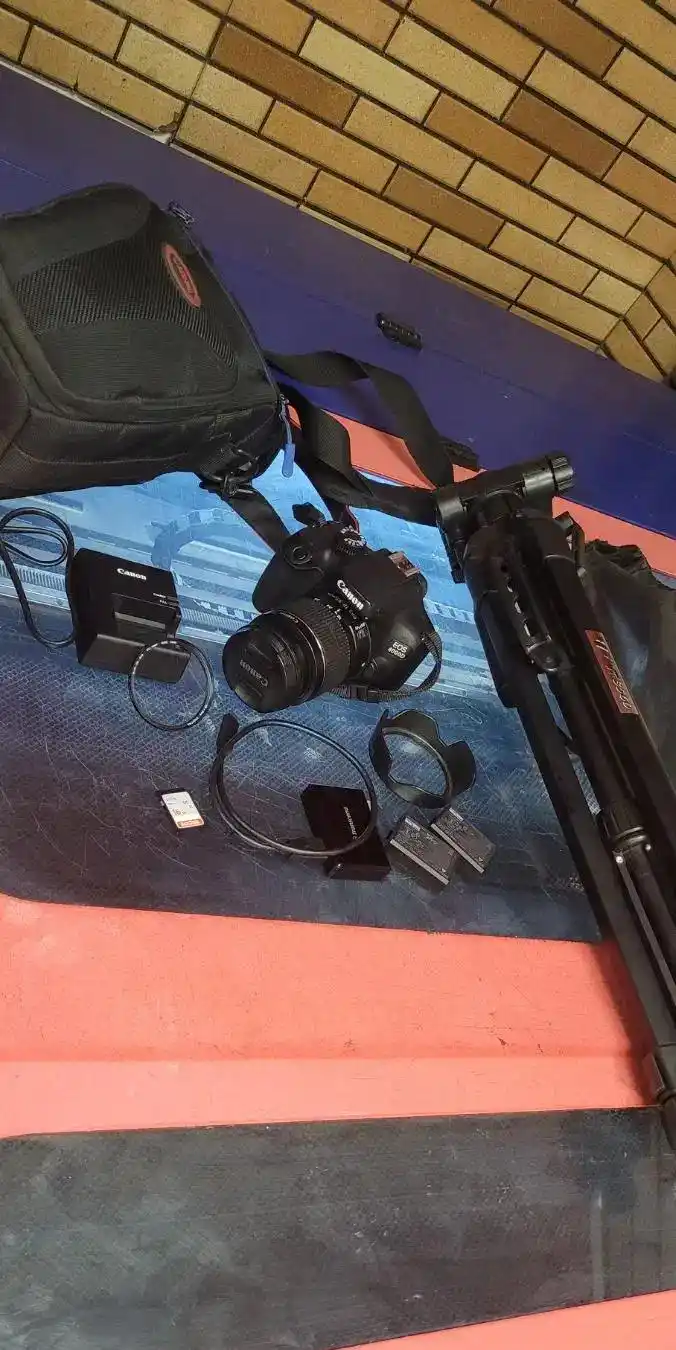 دوربین کنون 4000d  به همراه لوازم دست دو