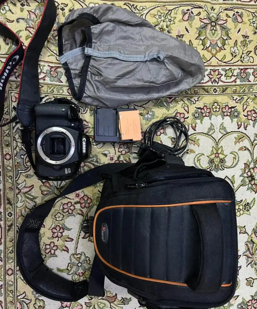 دوربین عکاسی 600D دست دو