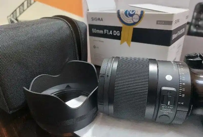 لنز 50mm سیگما f1.4 (لنز مناسب دوربین سونی) دست دو