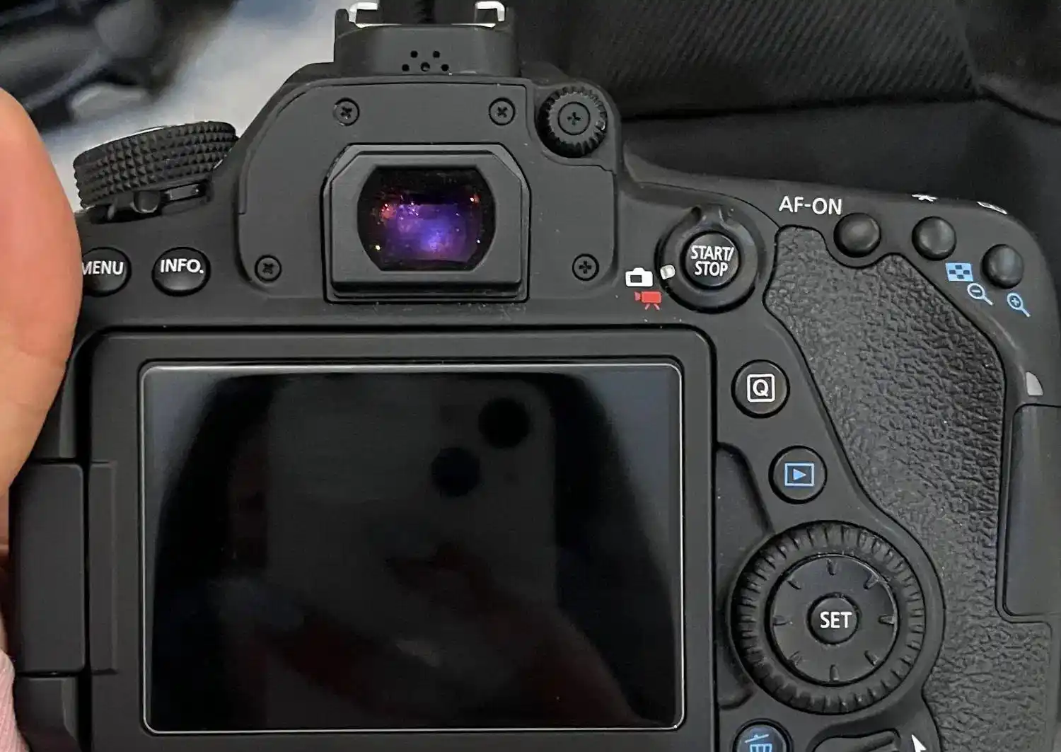 دوربین کنون ۸۰ دی دست دو