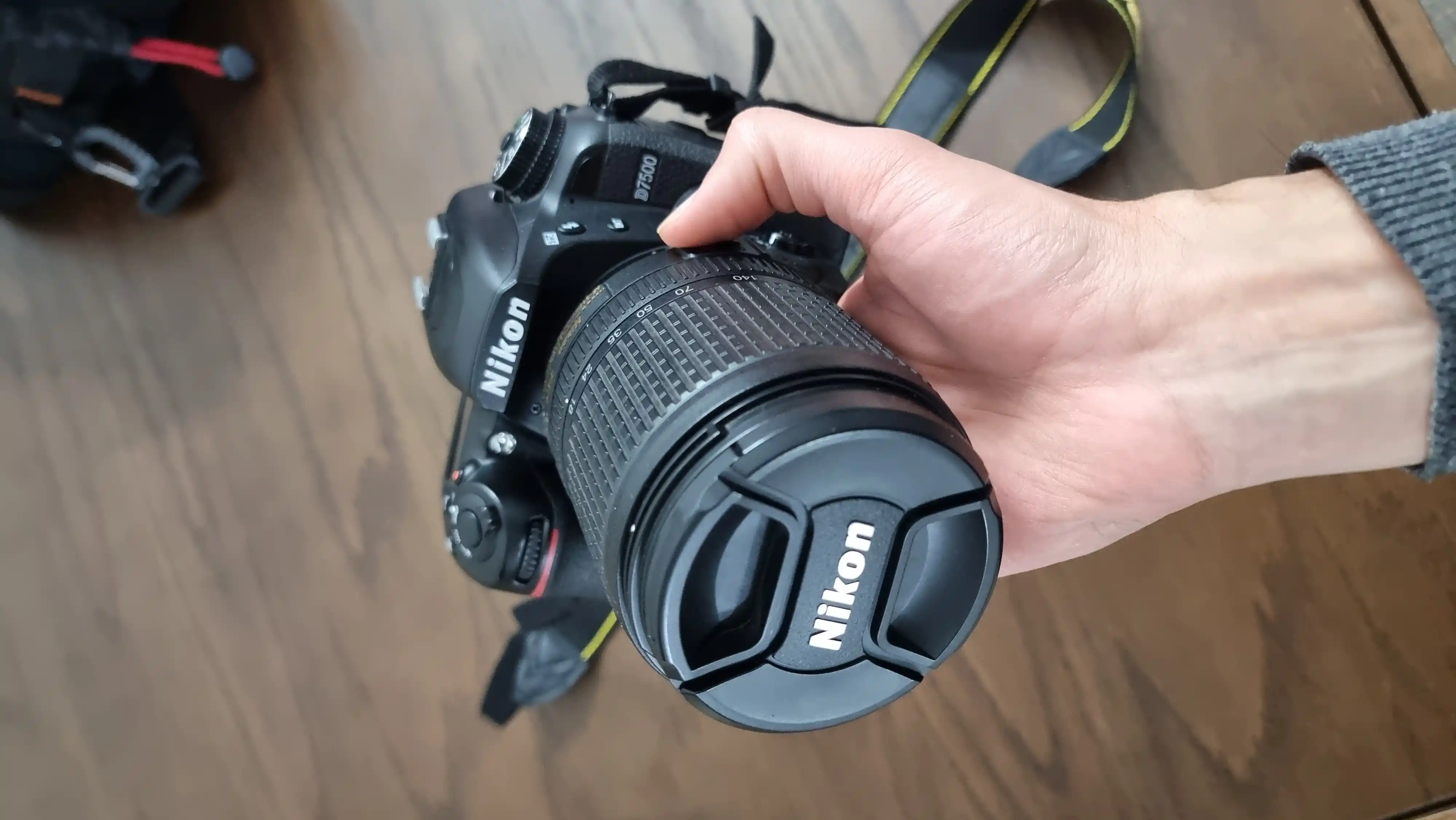 Nikon 7500 _18 140 دست دو