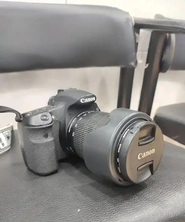 دوربین کنون ۶۰d کم کار دست دو