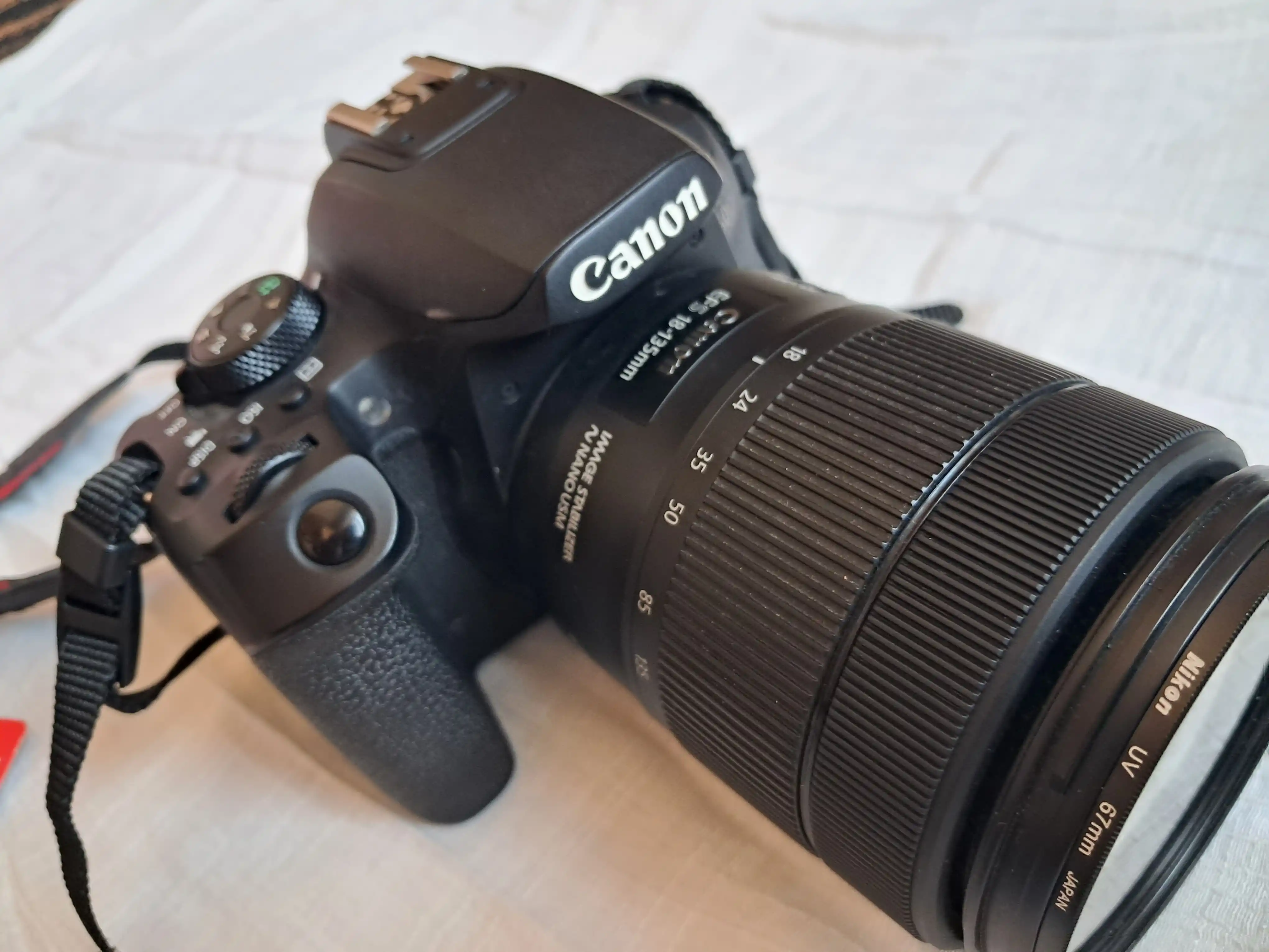 Canon 850d  لنز18_135 در حد آکبند دست دو