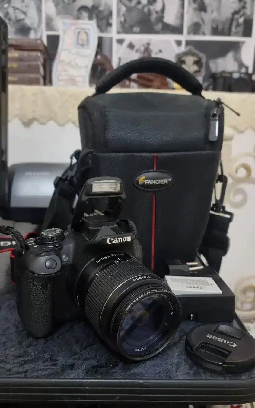 دوربین کنون 700D عالی دست دو