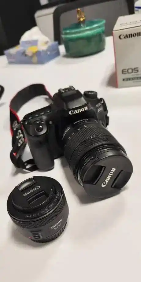 دوربین کنون 80d لنز ۱۸-۱۳۵ و لنز ۵۰ فیکس دست دو