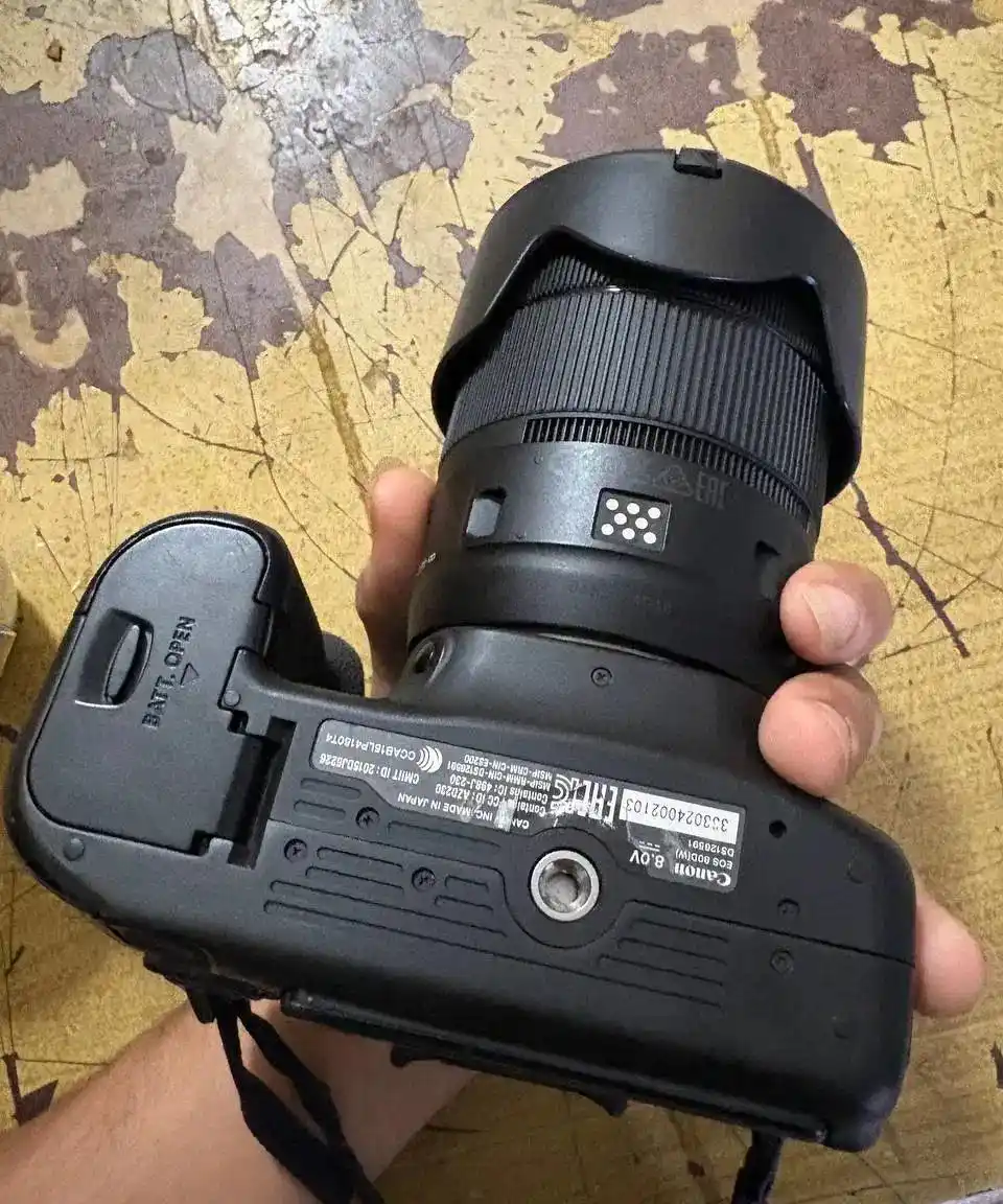 دوربین کنون 80D دست دو