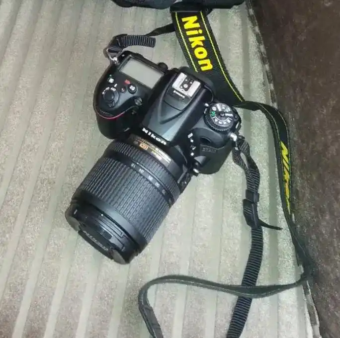 دوربین nikon d7200 با لنز ۱۸-۱۴۰ کلا ۹۰۰ شات خورده دست دو