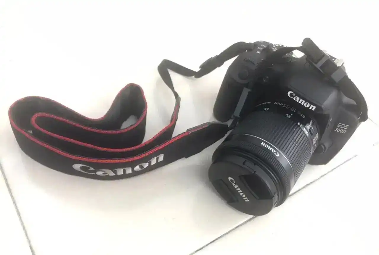 دوربین کانن D700 تخ فی فی دست دو