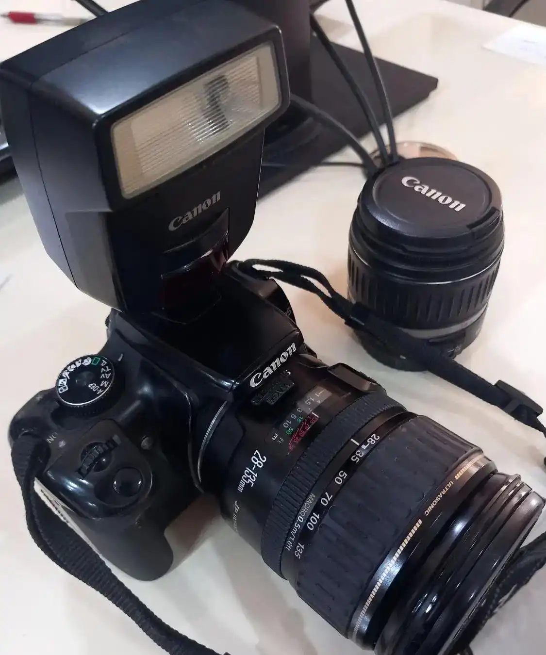 دوربین کانن400D با لنز اضافی 135-28و فلش 220-EX دست دو