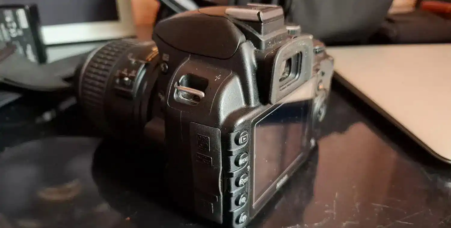 نیکون d3100 در حد دست دو