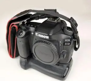 دوربین عکاسی و فیلم برداری کنون ۸۰ دی دست دوم