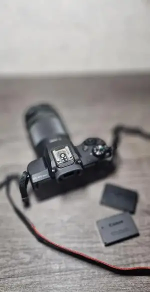 دوربین canon m50 mark 2 با دو لنز و باتری اضافه دست دوم