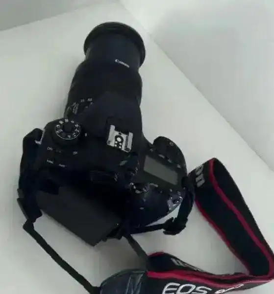 دوربین 90d canonبسیار تمیز و به شرط دست دو