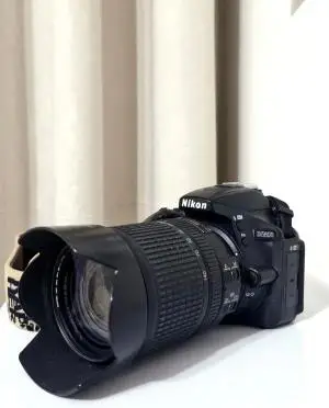 Nikon D5600 + لنز 18-140mm کم‌کارکرد و تمیز دست دوم