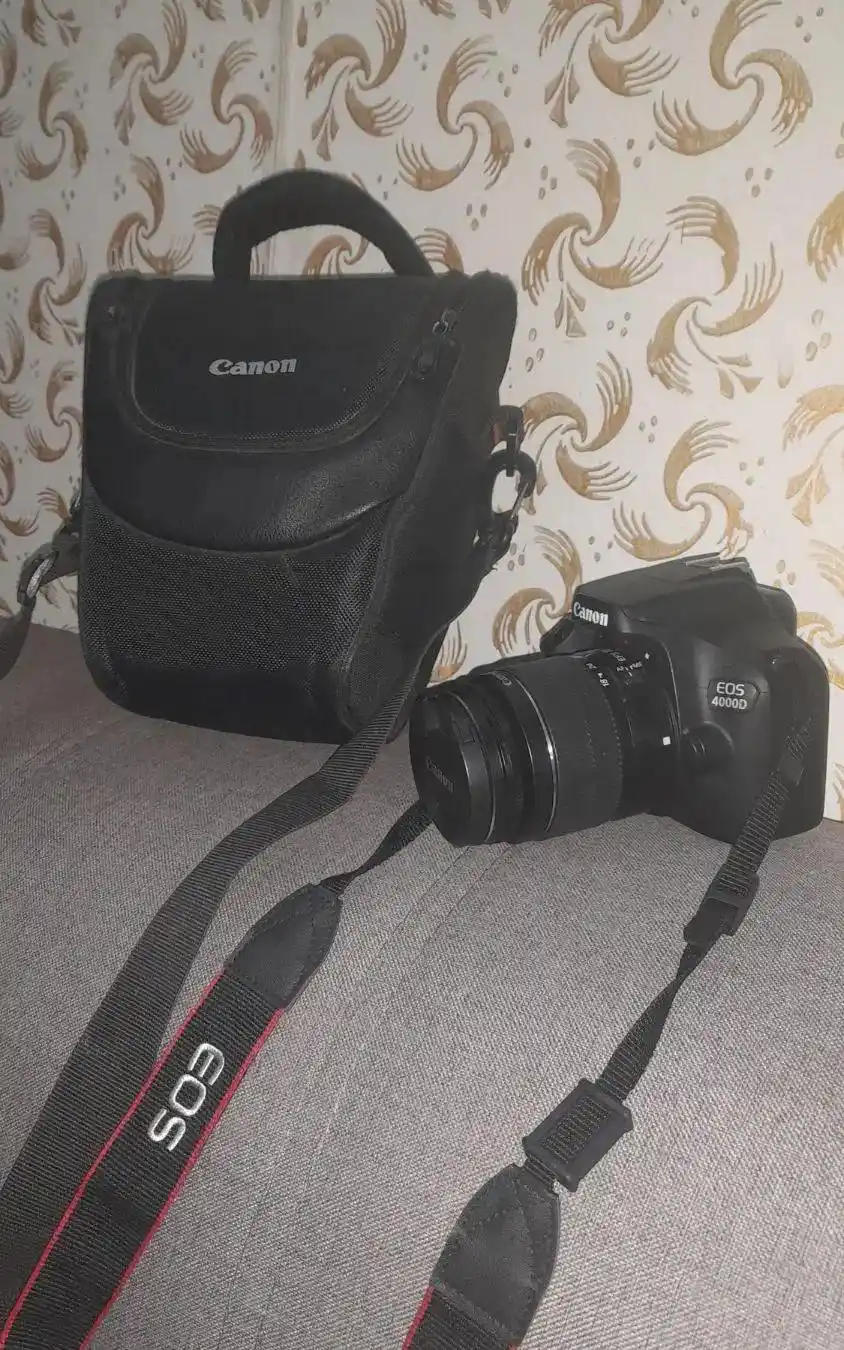 دوربین 4000D دست دو