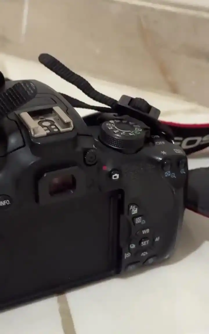 دوربین عکاسی 700D Canon دست دو