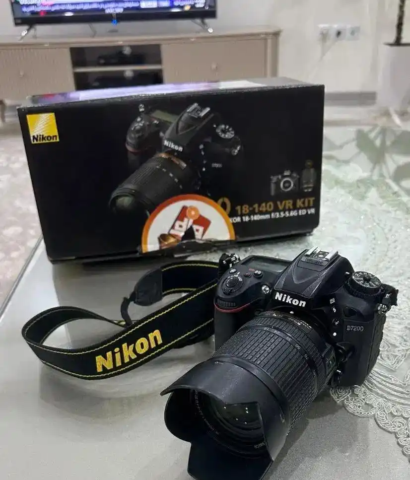 دوربین نیکون D7200 دست دو