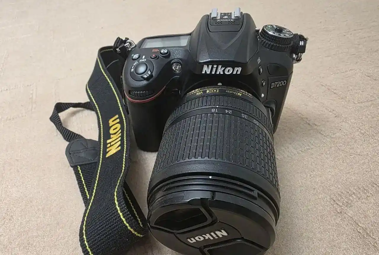 دوربین نیکون D7200 دست دو