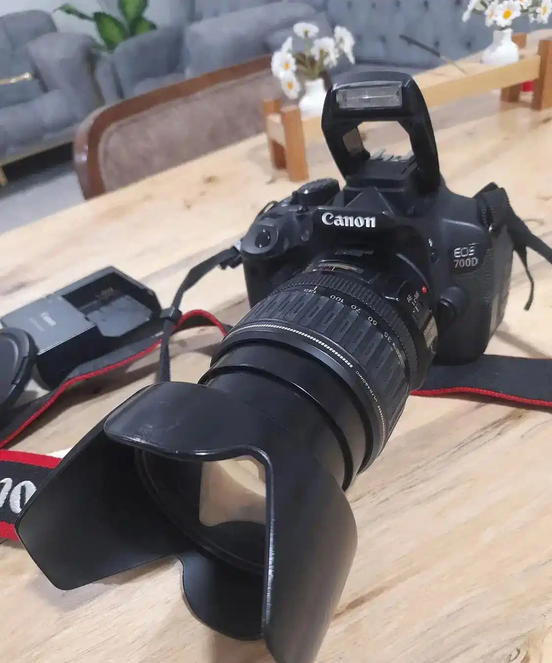 دوربین کنون ۷۰۰dدرحدنو کم شات فقط وکاملابی خط وخش دست دو