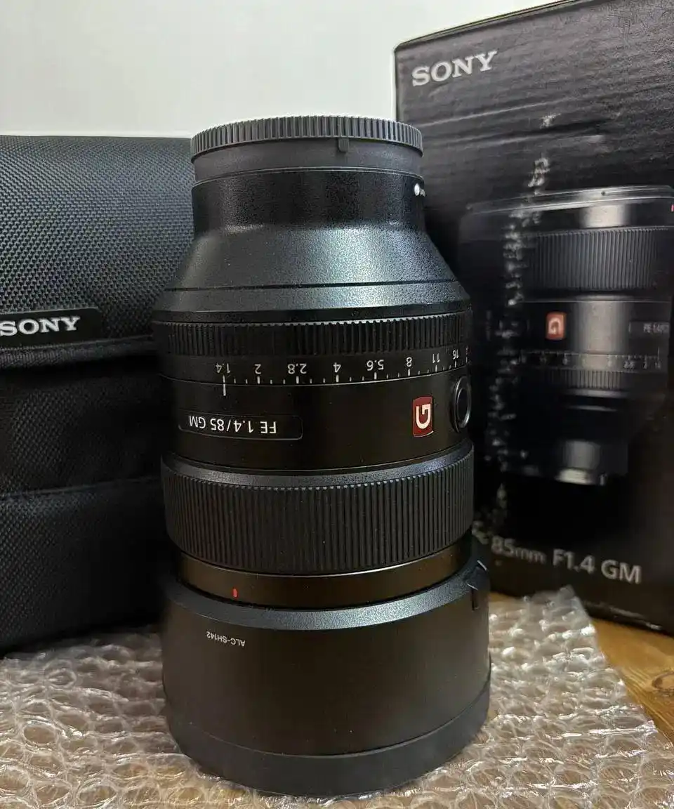 لنز Sony 85mm f/1.4 GM دست دو