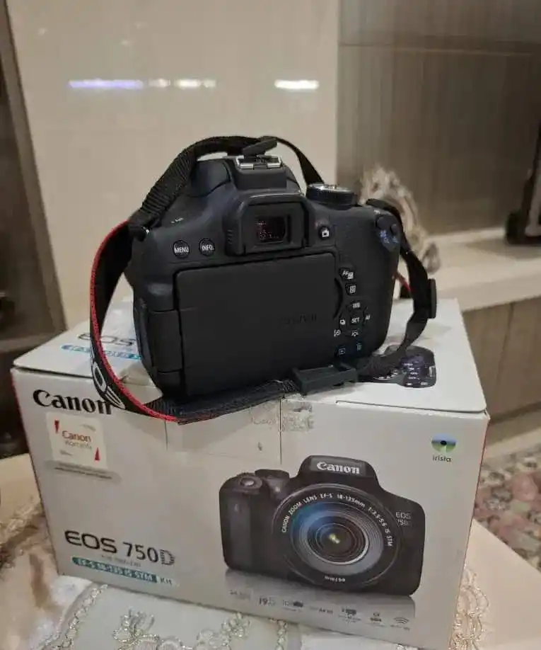 دوربین کنون 750 D لنز 18-135 دست دو