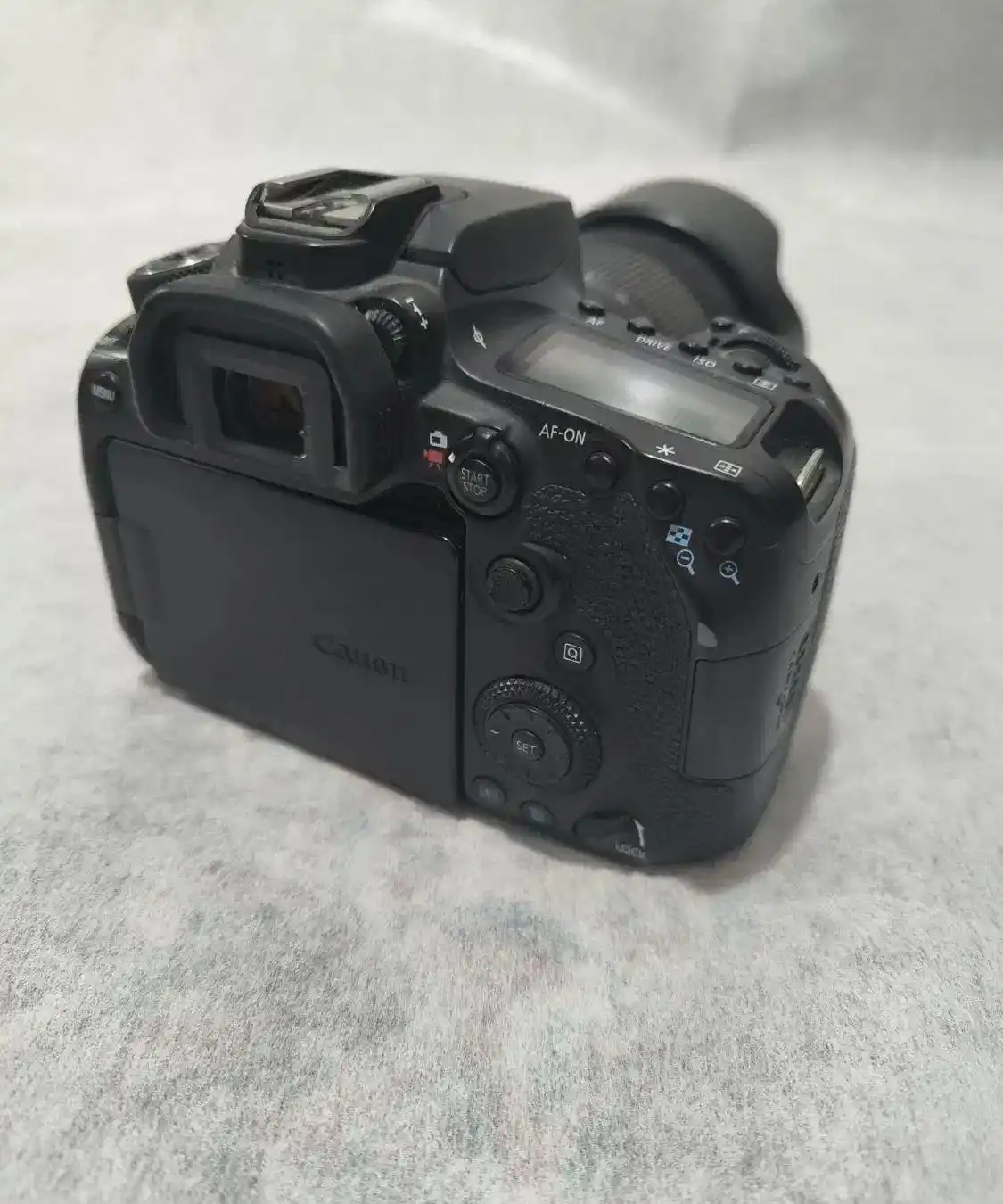 دوربین کنون 90d دست دو