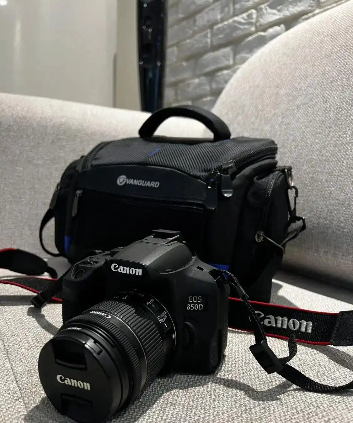 دوربین کنون Canon EOS 850D + لنز 18-55mm  مثل نو دست دو