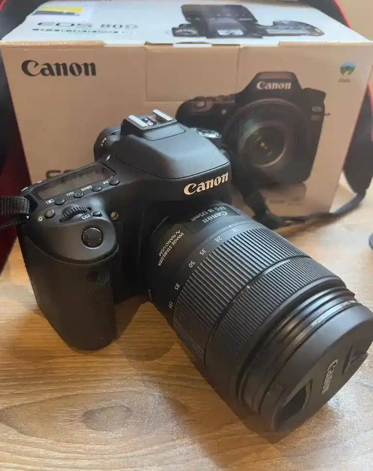 دوربین کنون 80D با لنز 18-135 دست دو