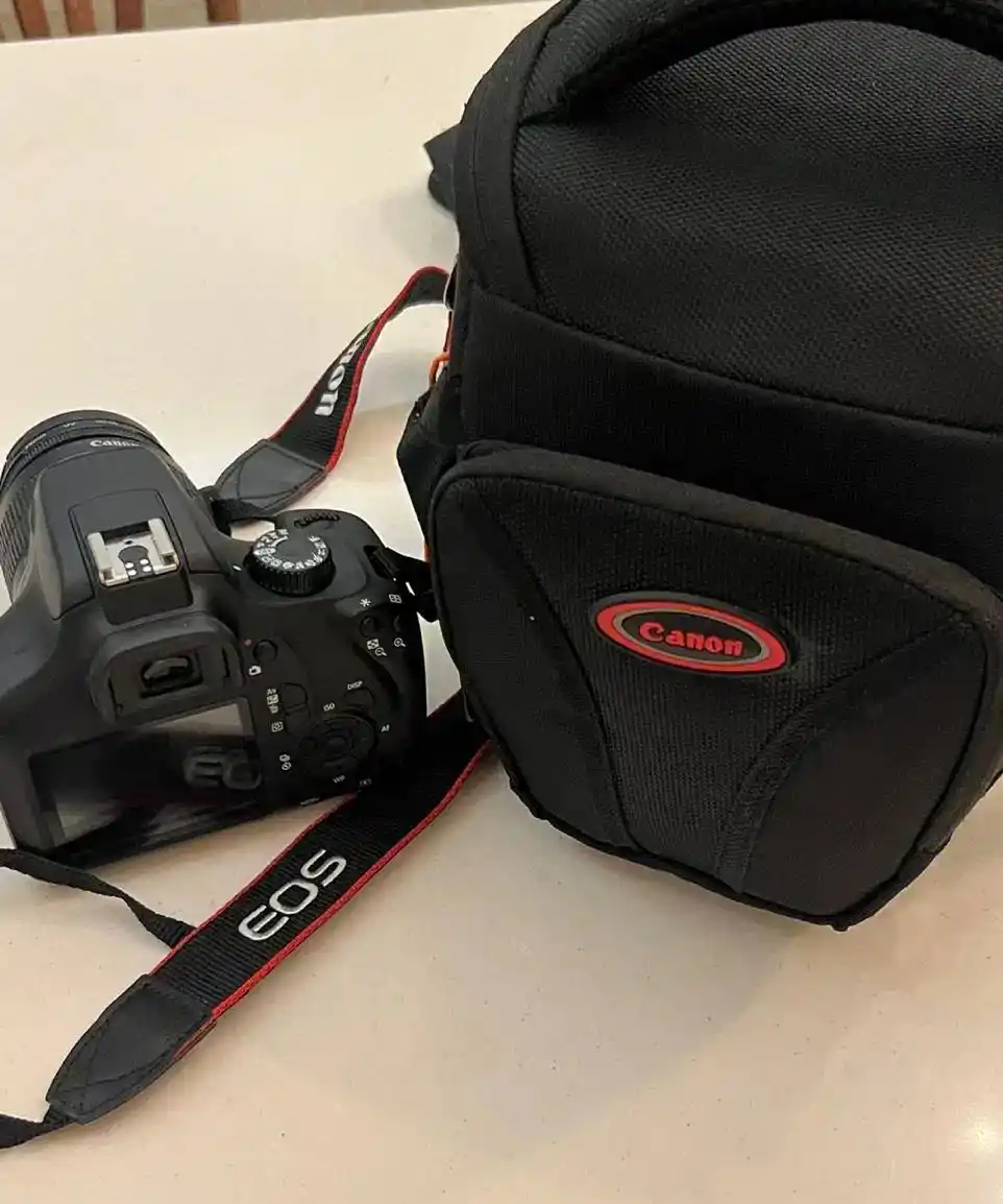 دوربین CANON 4000D در حد آکبند دست دو