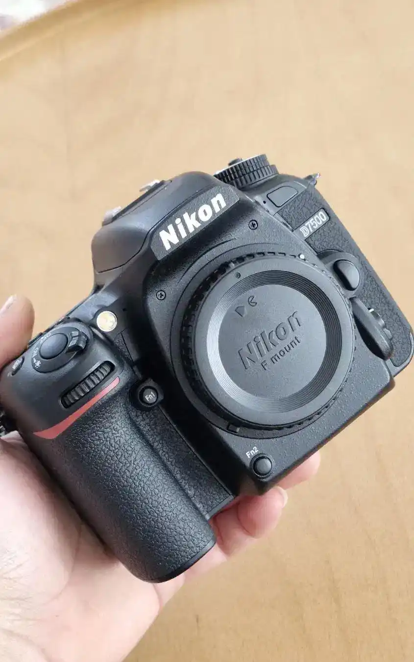 دوربین نیکون D7500 درحد دست دو