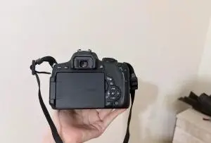 دوربین عکاسی کانن 750d با یکعدد لنز فیکس ۵۰ دست دوم