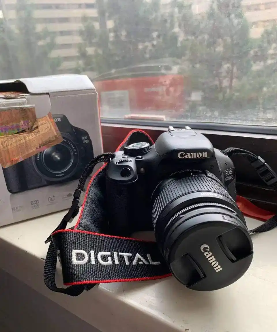 دوربین دیجیتال کانن Canon 600D دست دو