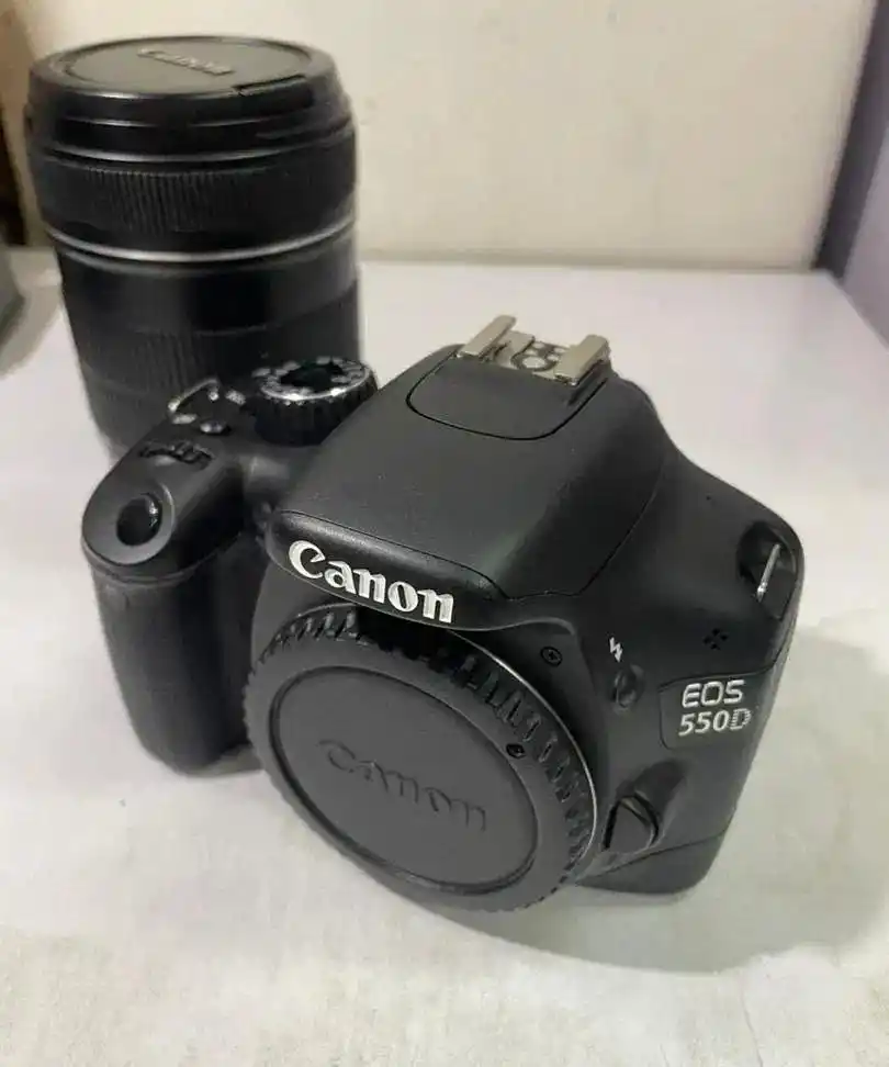 دوربین کنن ۵۵۰ دست دو