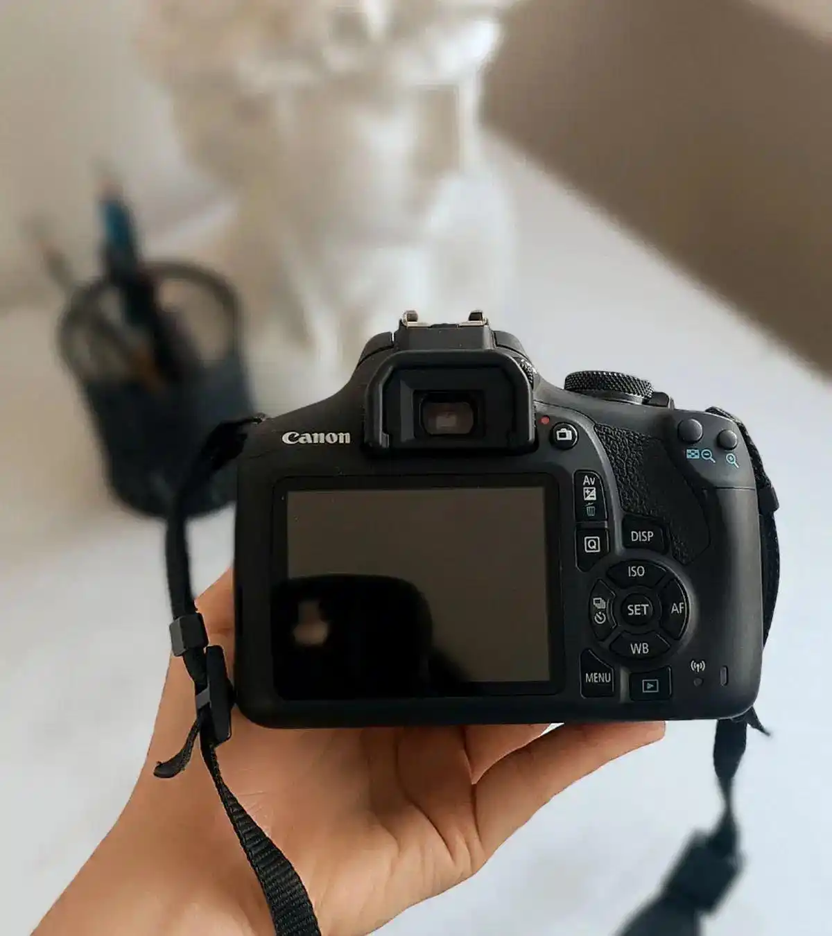 دوربین کنون 2000D دست دو