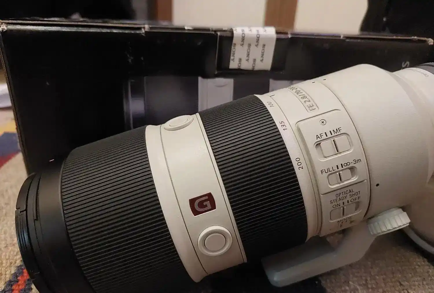 لنزسونی 70 200 در حد آکبند دست دو