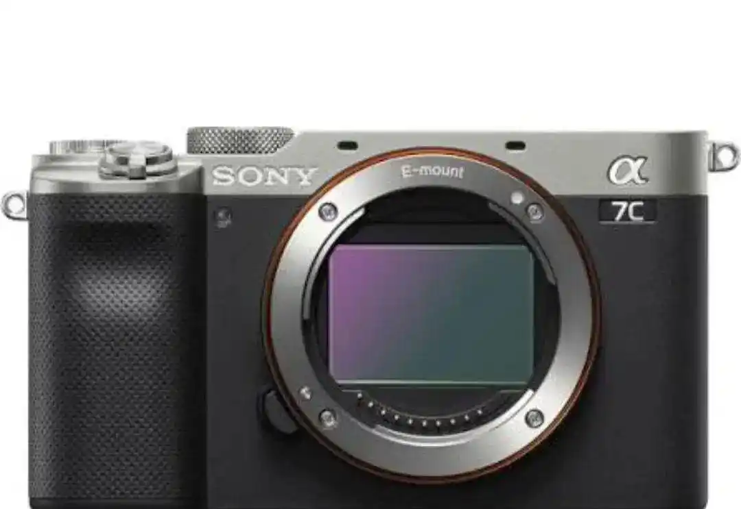 دوربین سونی آلفا سون سی و لنز سیگما ۲۴ . ۷۰ دست دو