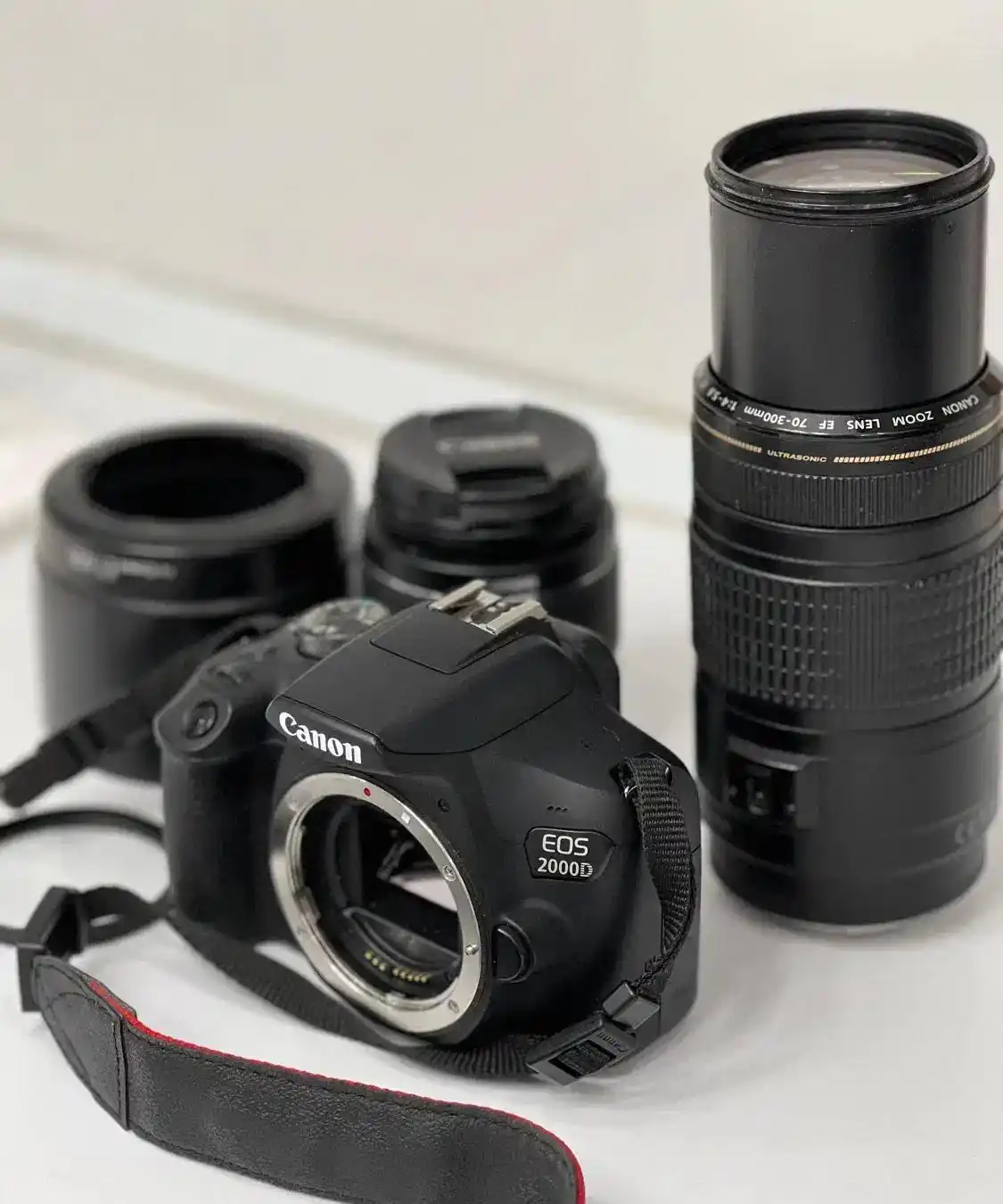 دوربین کانن 2000D همراه با لنز تله 300-70 دست دو