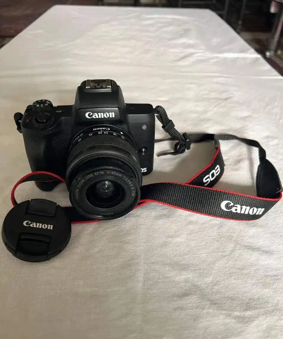دوربین canon مدل M50 دست دو