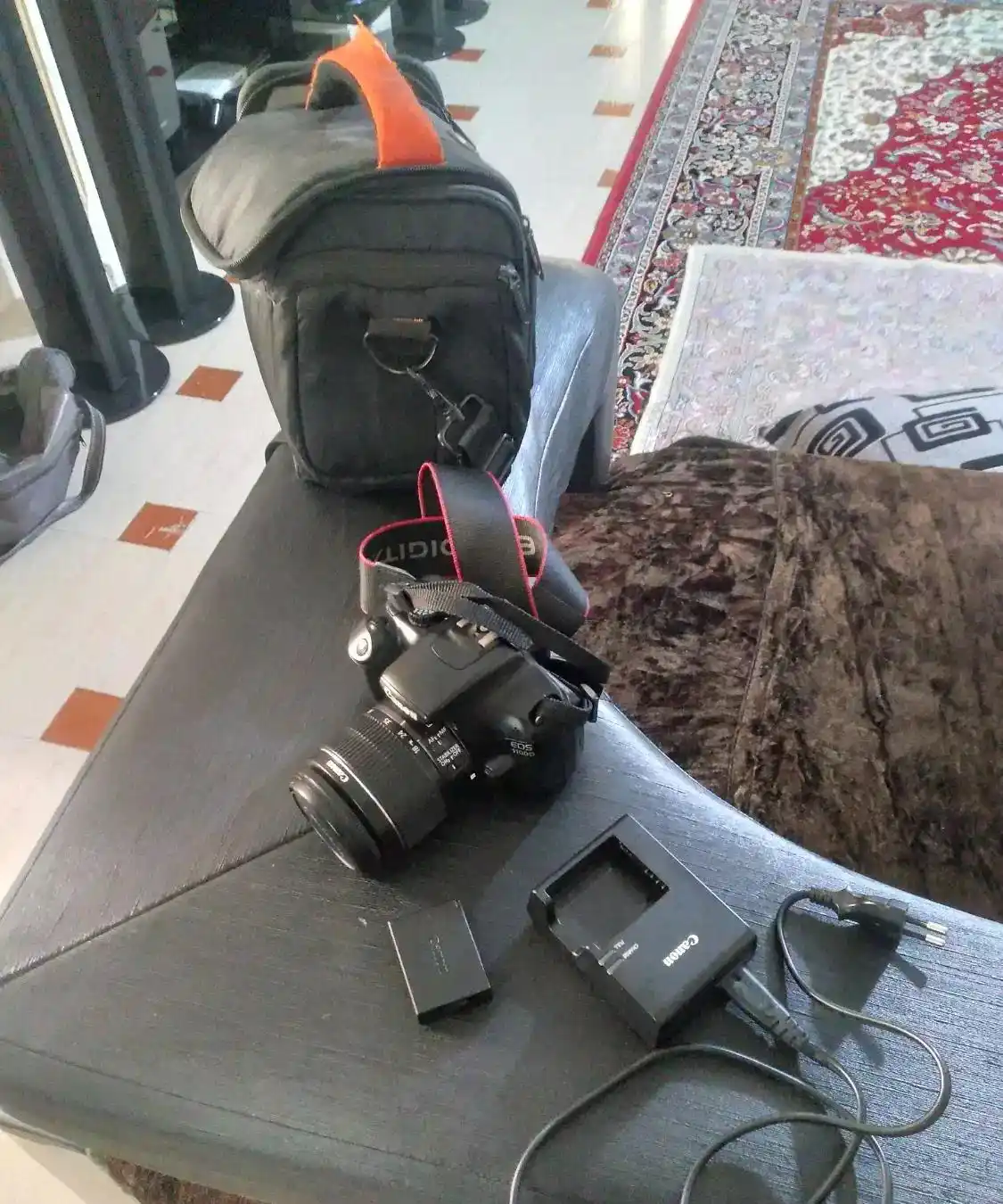 دوربین عکاسی وفیلم برداری کنونEOS1100D دست دو